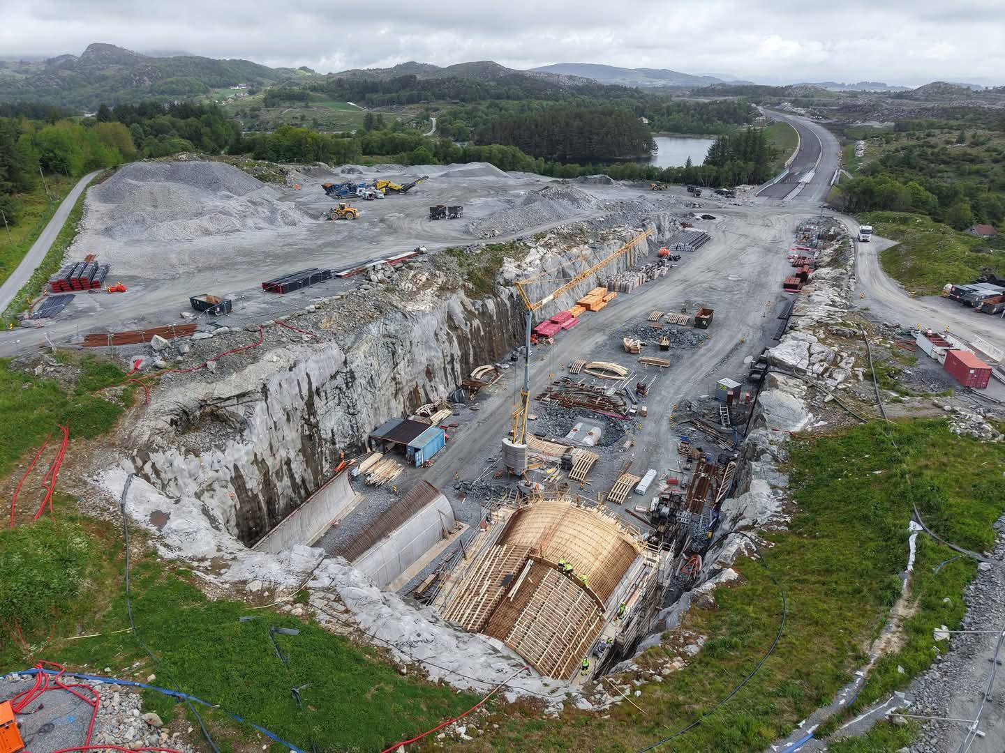 Дэлхийн хамгийн гүн, далай доорх авто замын туннелийг барьж байна